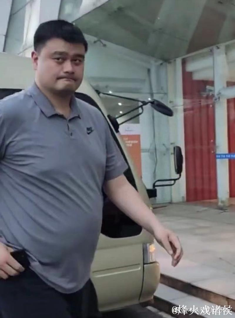 姚明曾最胖体重约400斤，球员时期峰值280斤，如今减肥轻120斤，体重回落至281斤，引发网友热议