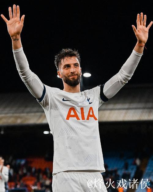 本坦库尔女友社媒晒图:祝大家圣诞快乐 本坦库尔女友社媒晒图:祝大家圣诞快乐